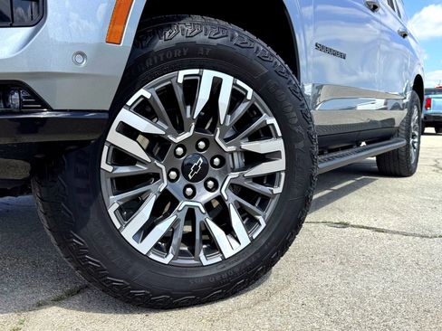 Used 2025 Chevrolet Suburban Z71 image 2