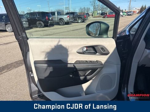 Used 2023 Chrysler Pacifica Touring-L image 14