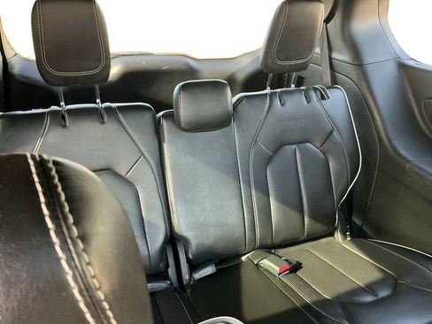 Used 2025 Chrysler Pacifica Limited image 21
