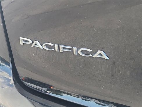 Used 2024 Chrysler Pacifica Touring-L image 9