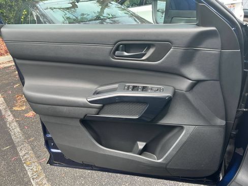 Used 2025 Nissan Pathfinder SV FWD image 18
