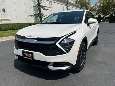 Used 2024 Kia Sportage LX image 3