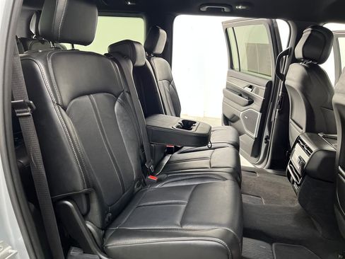 Used 2024 Jeep Wagoneer Series II w/ Flexible Seating Group image 19