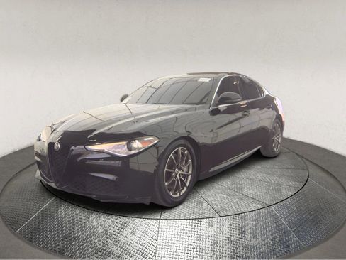 Used 2018 Alfa Romeo Giulia RWD image 3