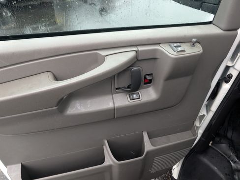 Used 2004 Chevrolet Express 2500 RWD image 11