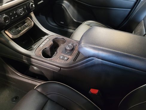 Used 2022 GMC Acadia Denali w/ Denali Ultimate Package FWD image 26