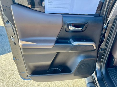 Used 2017 Toyota Tacoma Limited image 16