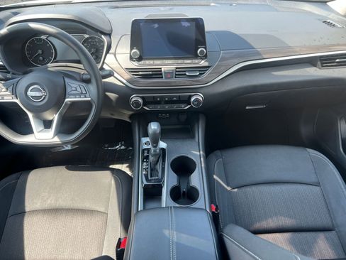 Used 2025 Nissan Altima 2.5 SV FWD image 42