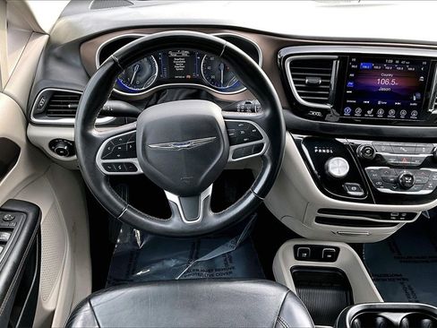 Used 2017 Chrysler Pacifica Touring-L image 5