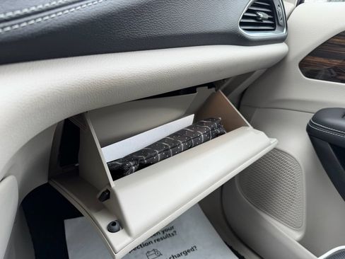 Used 2023 Chrysler Pacifica Limited image 25