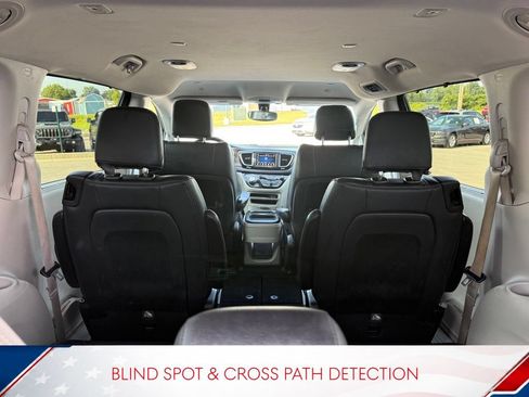 Used 2019 Chrysler Pacifica Touring-L FWD image 7