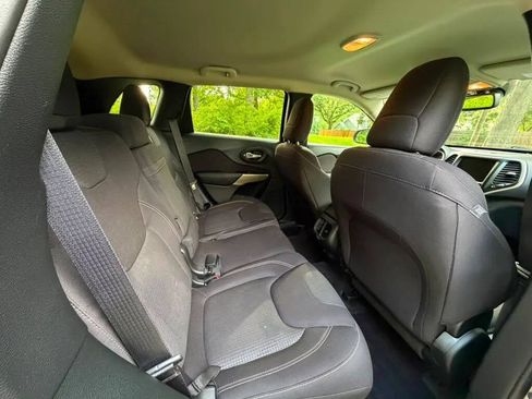 Used 2017 Jeep Cherokee Latitude w/ Safety/Convenience Group AWD/4WD image 8
