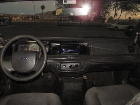 Used 2005 Ford Crown Victoria Police Interceptor image 32