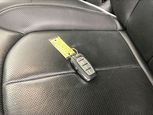 Used 2025 Chrysler Pacifica Limited FWD image 14