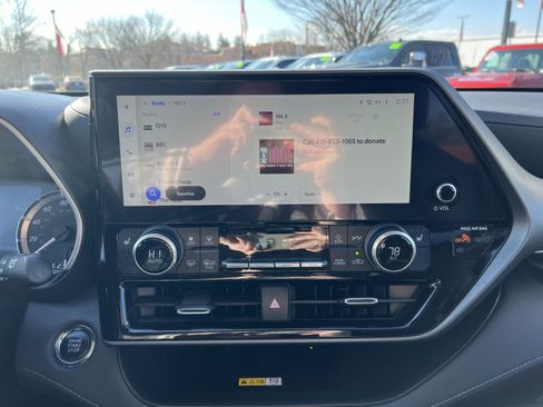 Used 2023 Toyota Highlander XLE image 18