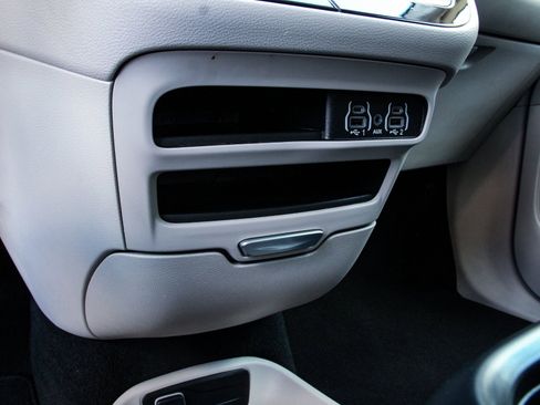 Used 2024 Chrysler Pacifica Touring-L FWD image 24