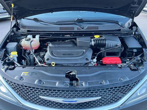 Used 2020 Chrysler Pacifica Limited FWD image 30