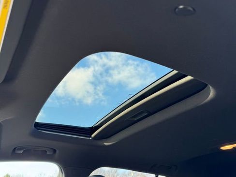 Used 2025 Chevrolet Trax RS w/ Sunroof Package image 29