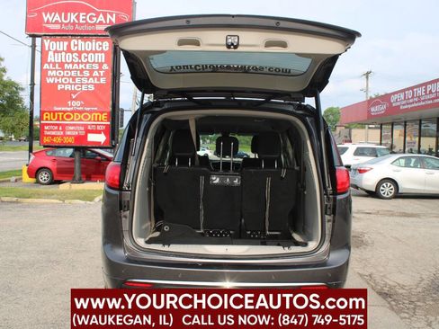 Used 2018 Chrysler Pacifica Touring-L image 11