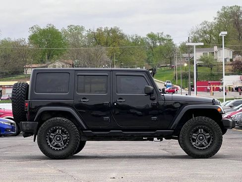 Used 2017 Jeep Wrangler Unlimited Sahara AWD/4WD image 8