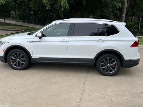 Certified 2023 Volkswagen Tiguan SE w/ Panoramic Sunroof Package FWD image 6