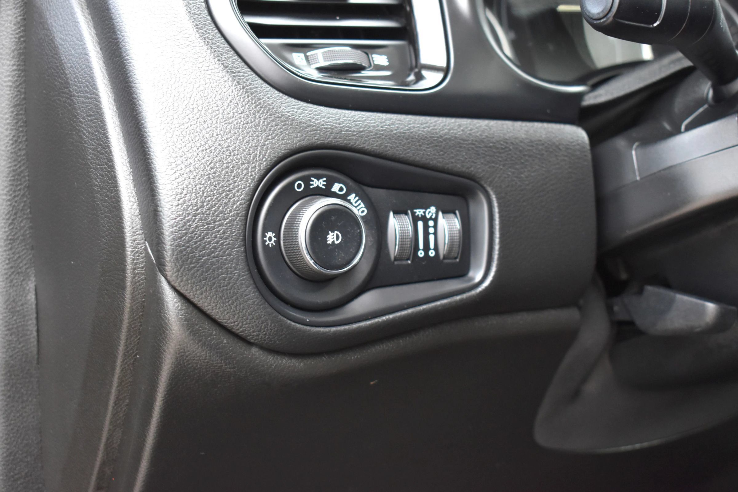 Used 2018 Jeep Renegade Altitude AWD/4WD image 19