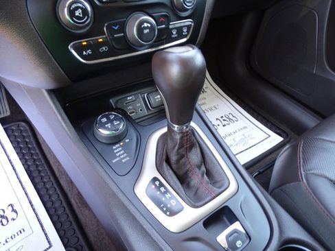 Used 2015 Jeep Cherokee Trailhawk w/ Leather Interior Group AWD/4WD image 29