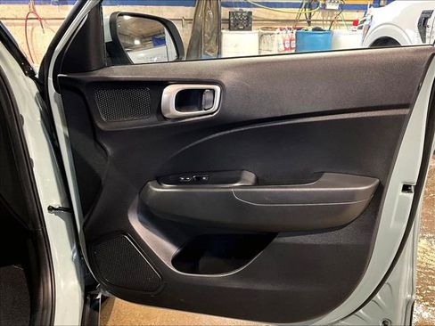 Used 2025 Hyundai Venue SEL image 20