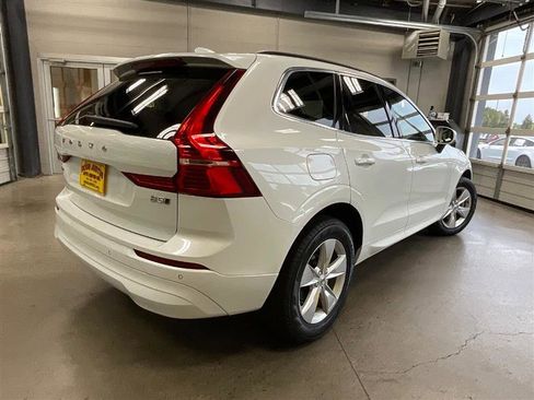 Used 2022 Volvo XC60 B5 Momentum image 5