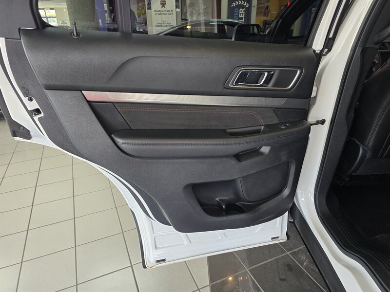 Used 2018 Ford Explorer XLT w/ Equipment Group 202A AWD/4WD image 10