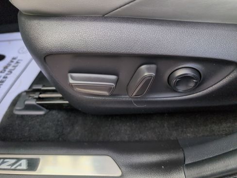 Used 2022 Toyota Venza XLE image 14