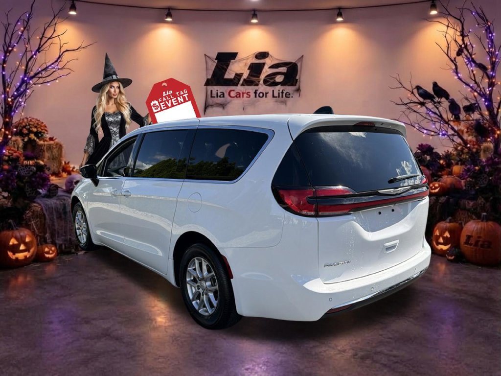 Used 2025 Chrysler Pacifica Select FWD image 6