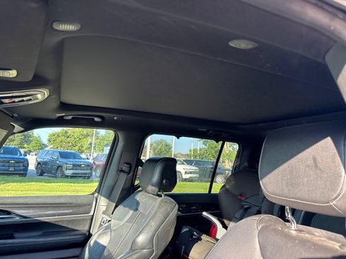 Used 2023 Jeep Wagoneer 4WD w/ Premium Group I image 5