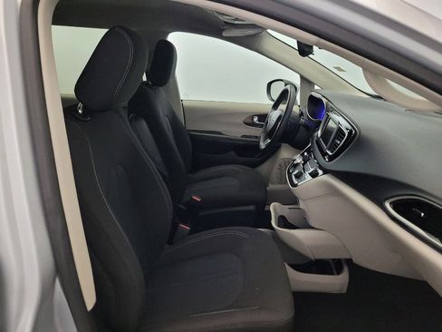 Used 2023 Chrysler Voyager LX FWD image 21