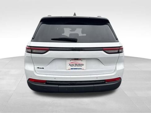Used 2022 Jeep Grand Cherokee Altitude AWD/4WD image 5