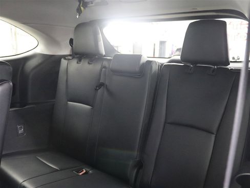 Used 2021 Toyota Highlander XLE AWD/4WD image 17