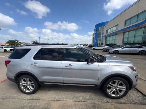 Used 2017 Ford Explorer XLT w/ Equipment Group 202A FWD image 4