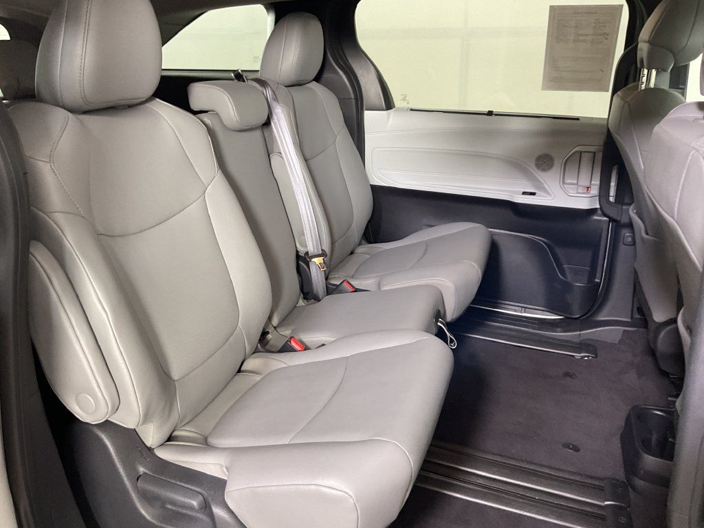 Used 2025 Toyota Sienna XLE FWD image 23