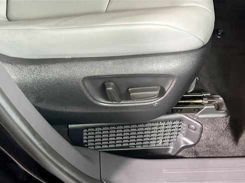 Used 2023 Toyota Sienna XLE FWD image 33