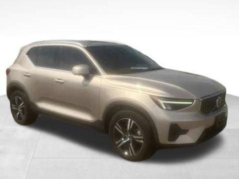 Used 2023 Volvo XC40 B5 Plus w/ Driver Assist Package AWD/4WD image 5