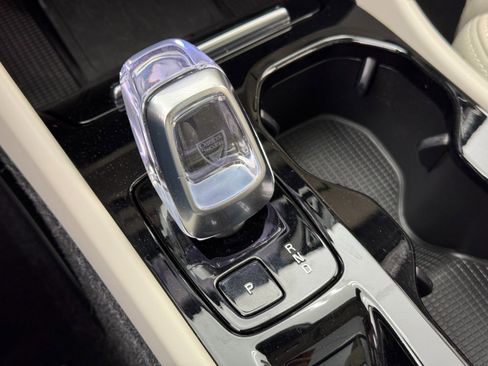 Used 2023 Volvo XC40 B5 Ultimate image 31