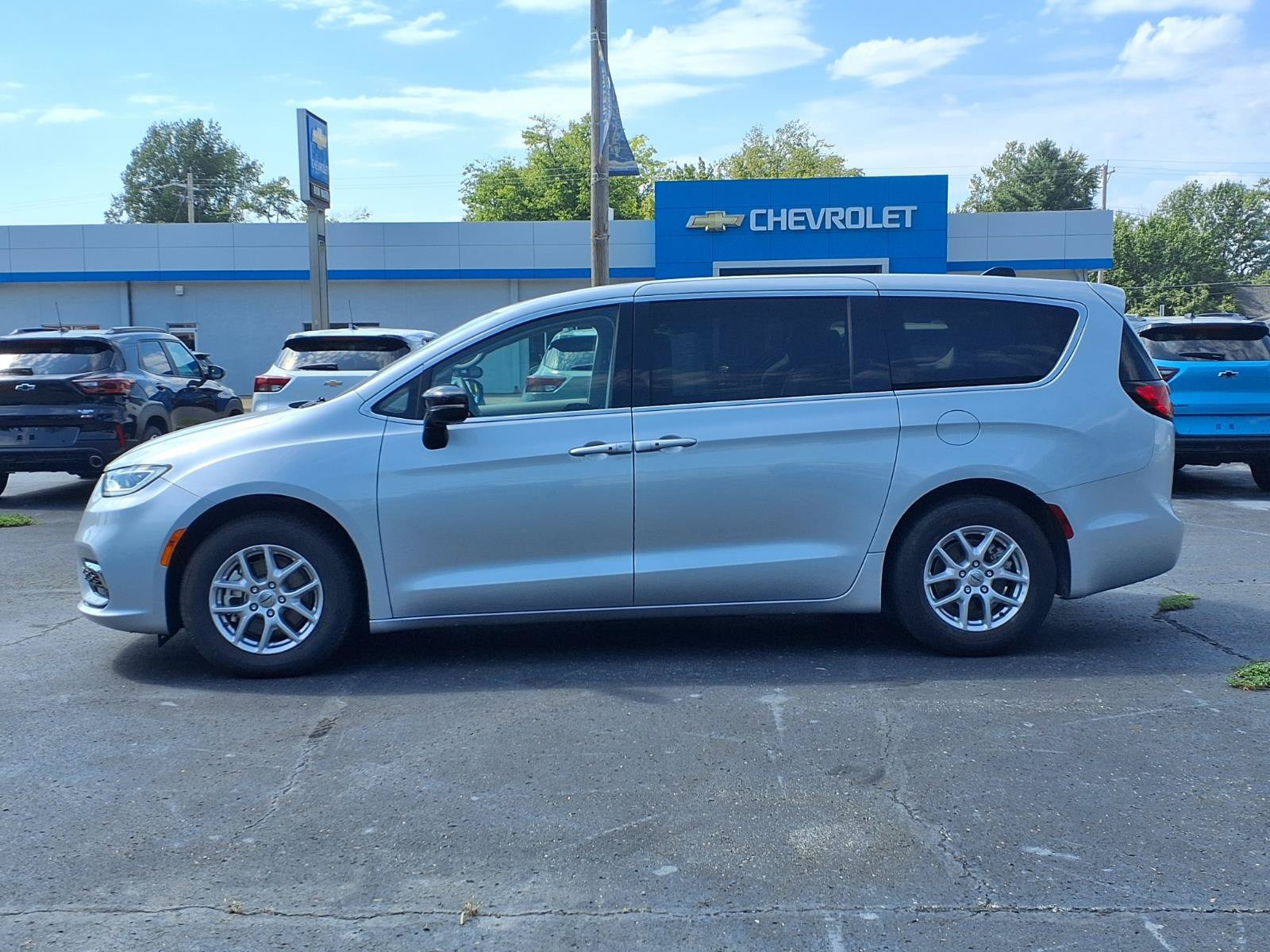 Used 2024 Chrysler Pacifica Touring-L FWD image 2