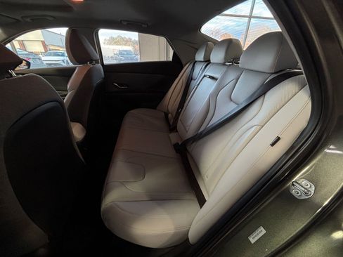 Used 2025 Hyundai Elantra Limited image 32