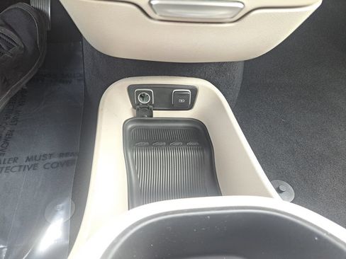 Used 2021 Chrysler Pacifica Touring-L FWD image 17