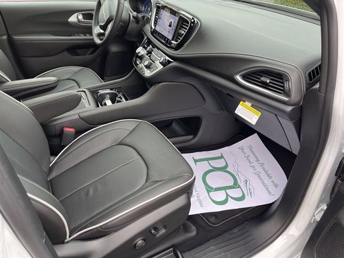 New 2026 Chrysler Pacifica Limited image 11