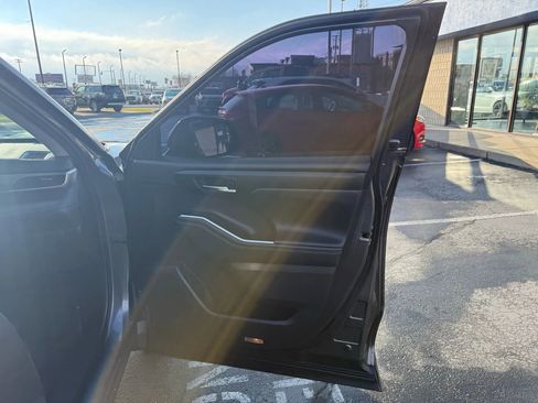 Used 2021 Toyota Highlander XLE image 34