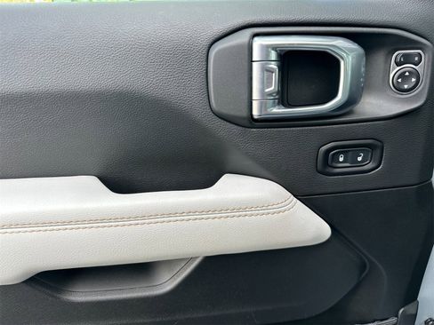 Used 2022 Jeep Wrangler Unlimited Sahara image 11