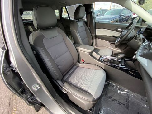 Used 2025 Chevrolet Trax LT w/ LT Convenience Package image 36