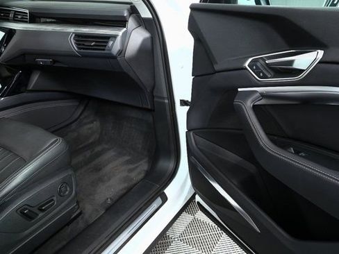 Used 2024 Audi Q8 e-tron Premium Plus image 26