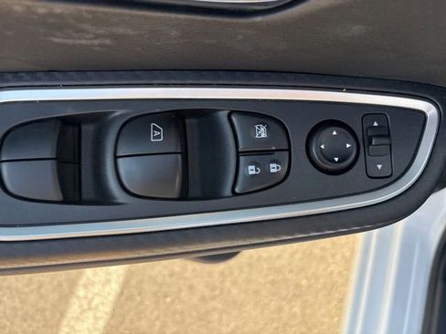 Used 2025 Nissan Versa SR w/ Trunk Package image 18